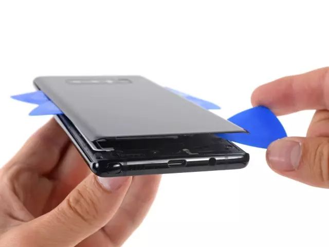 バックカバーを開ける