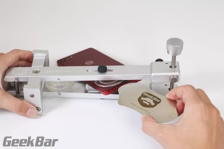 バックカバーを開ける