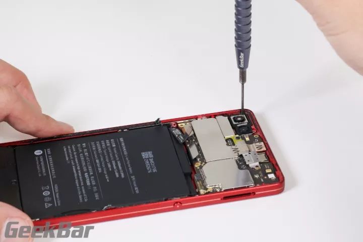 カメラ配線定着用ストッパーを取り外す