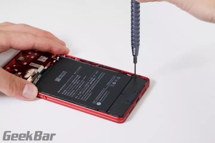 サウンドキャビティ定着用ネジを取り外す