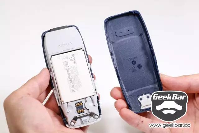 バックカバーを開ける