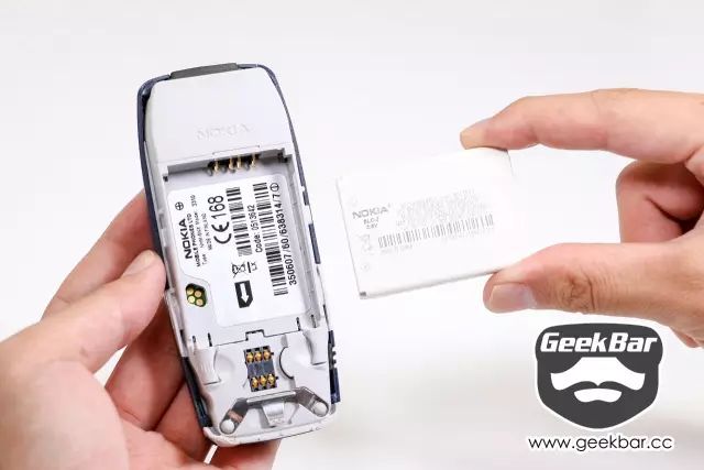 バッテリーを取り外す