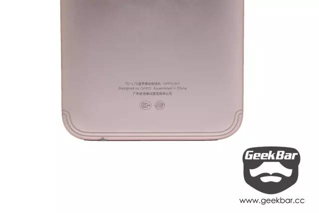 バックカバーの下部デザイン