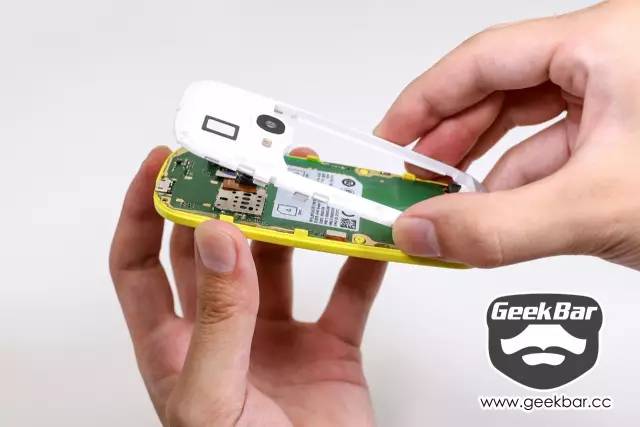 バックカバーを分離