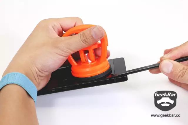 バックカバーを切り開く