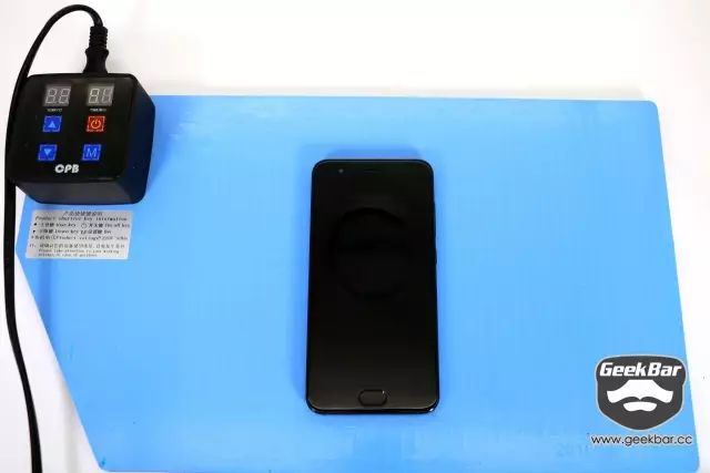 バックカバーを予熱する。