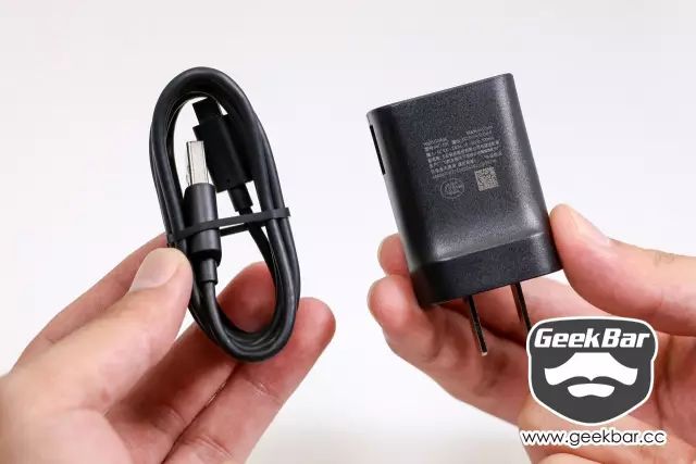 AC充電アダプターと充電ケーブル