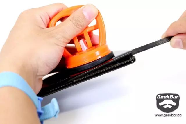 バックカバーをこじ開ける