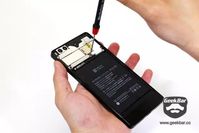 配線ストッパーを取り外す