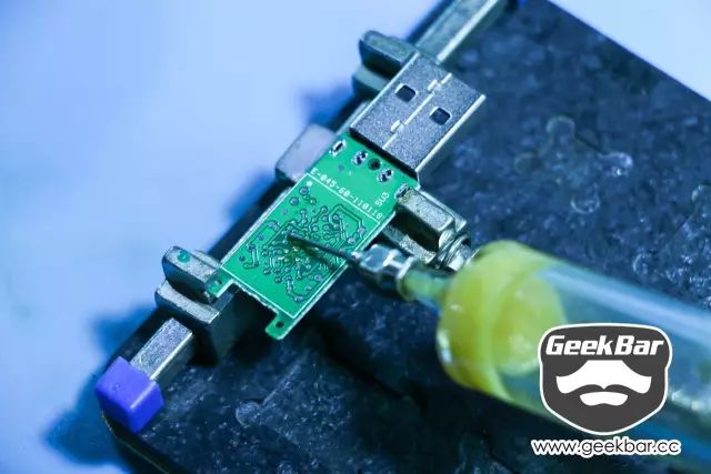 メインコントロールボードにフラックスを塗る