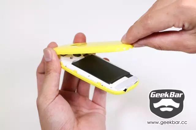 バックカバーを開ける