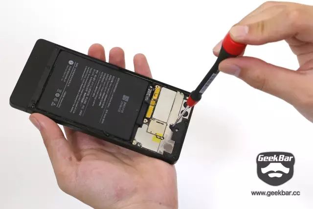 スモールカバーネジを取り外す