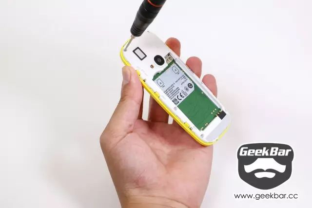 ネジを六本取り外す