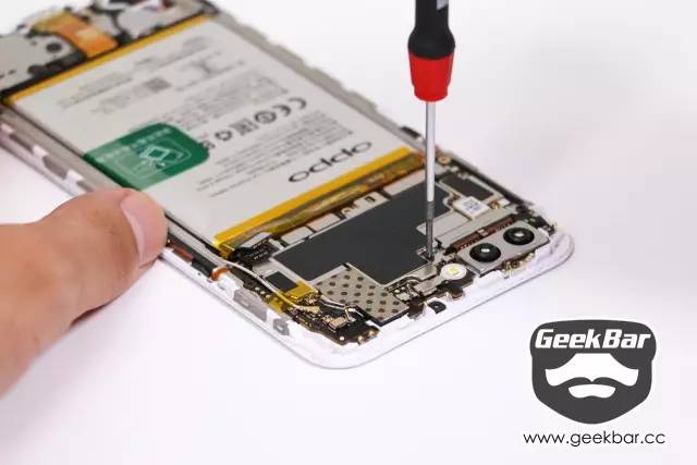 バックカメラ配線ストッパーネジを取り外す