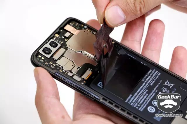 放熱シールを取り外す