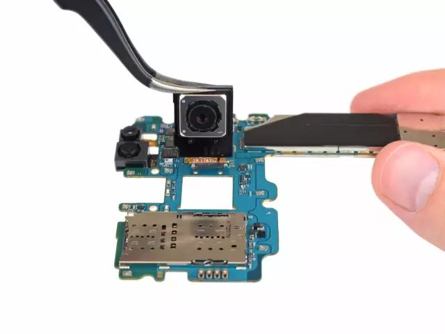 メインカメラを取り出す