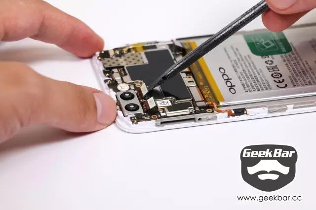 バックカメラ配線を切り離す