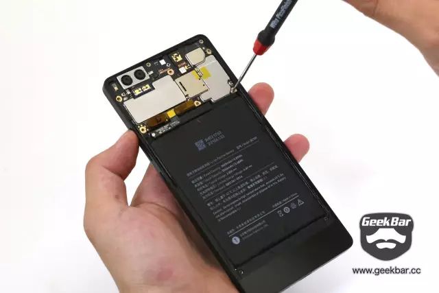 マザーボードネジを取り外す