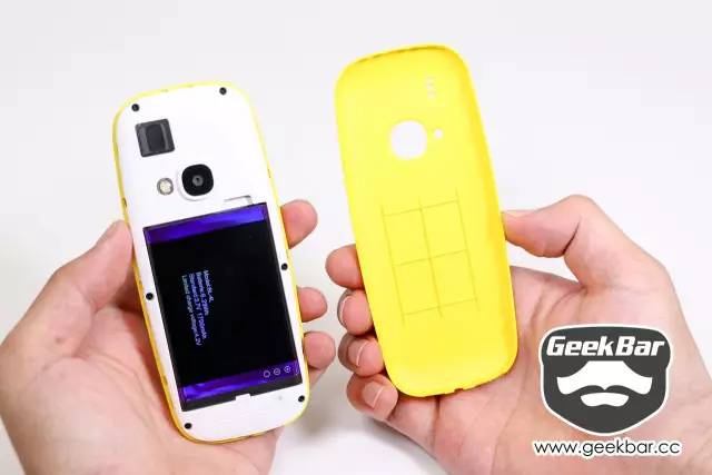 バックカバーを開ける