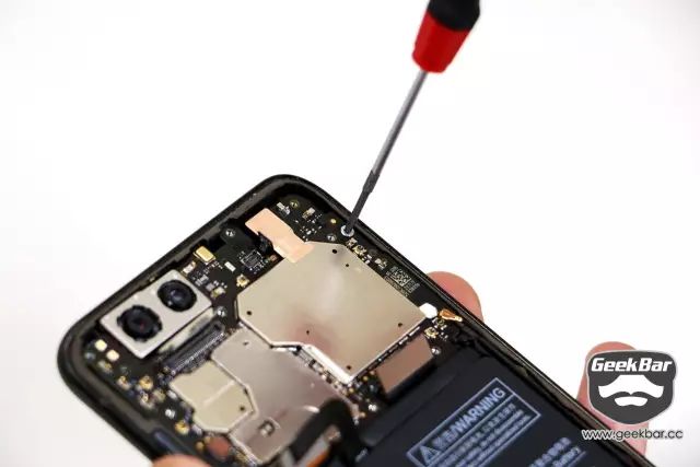 定着用ネジを取り外す