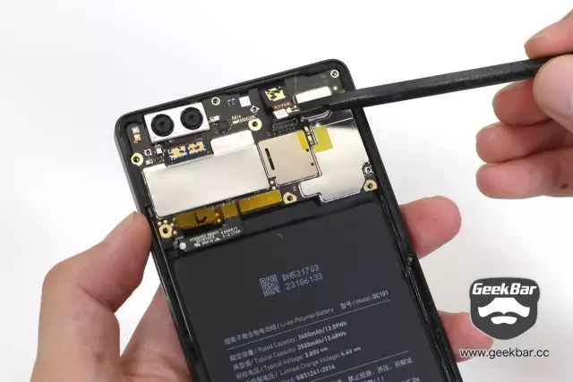 インカメラ配線を切り離す