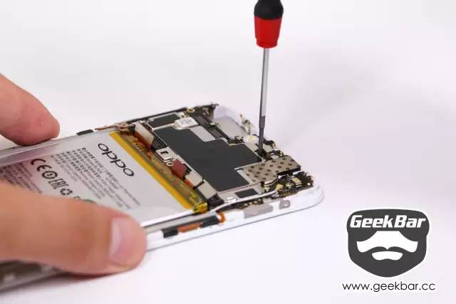 マザーボード定着用ネジを取り外す