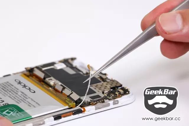 無線周波数同軸線を切り離す。