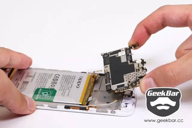 マザーボードを取り外す