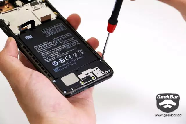 定着用ネジを取り外す