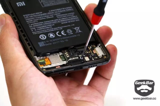 サブボード定着用ネジを取り外す