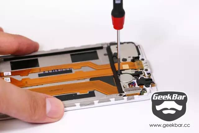 ストッパー定着用ネジを取り外す