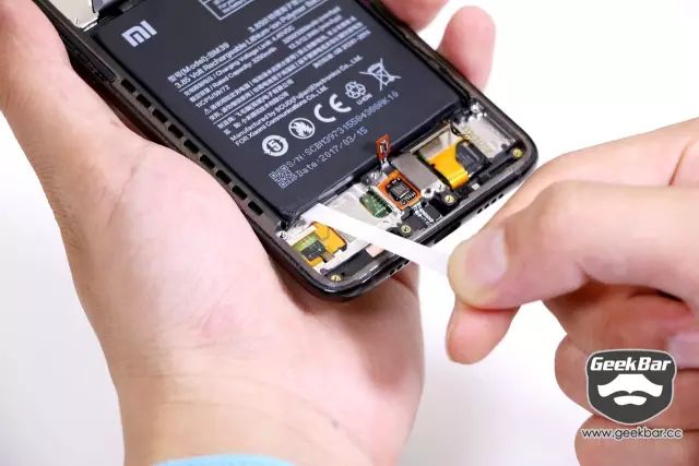 バッテリーはステッカーを抜き出す