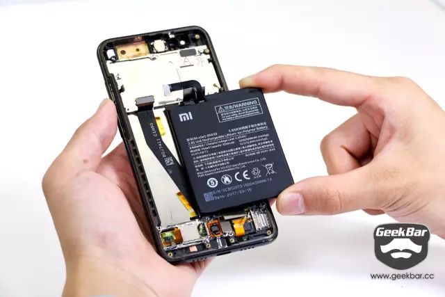 バッテリーを取り出す