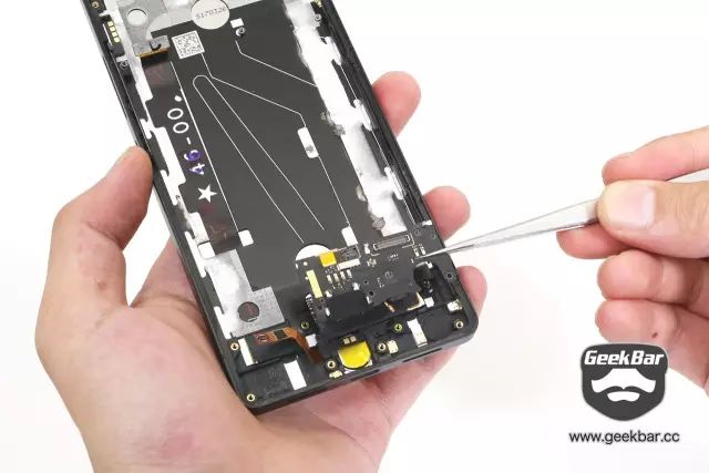 サブボードネジを取り外す