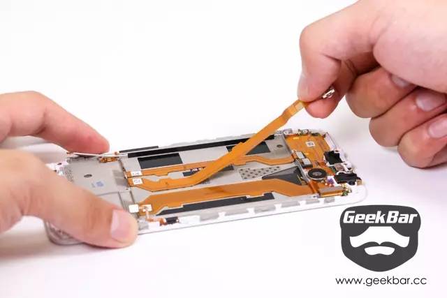 micro USB接続口配線を取り外す