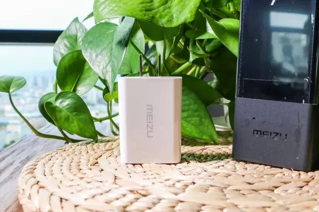 充電アダプター