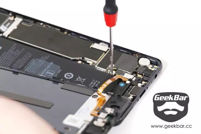 配線ストッパーを外す