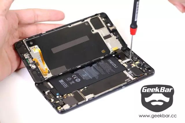 スクリーン配線ストッパーを取り外す