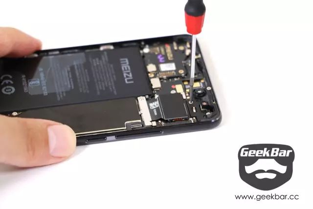 ストッパーのネジを取り外す