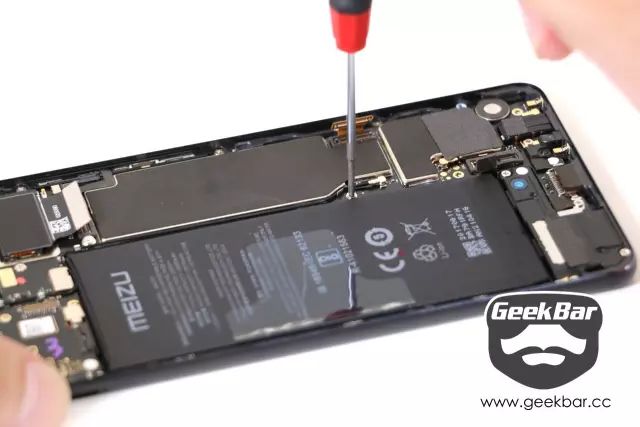 マザーボード定着用ネジを取り外す