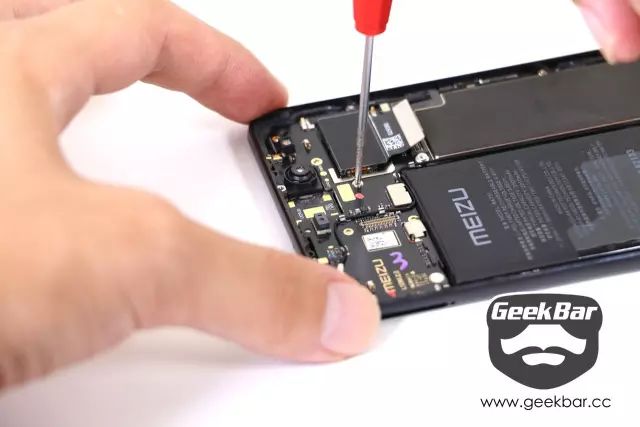 マザーボード定着用ネジを取り外す