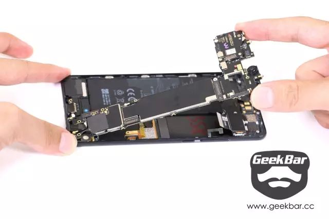 マザーボードを取り外す