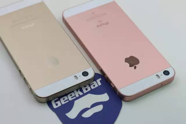 iPhoneSEとiPhone5Sの背面比較