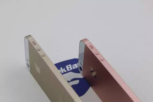 iPhoneSEとiPhone5Sの側面の比較