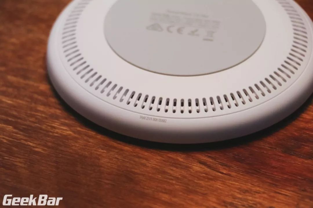 ワイヤレス充電器背面