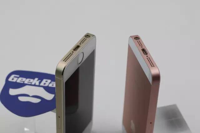 iPhoneSEとiPhone5Sの充電ジャックの比較