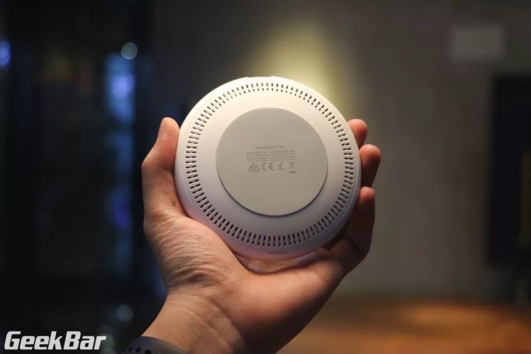 ワイヤレス充電器背面