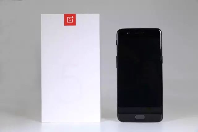 one plus5外箱と本体