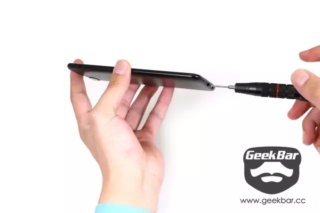 星ネジ二つを取り外す