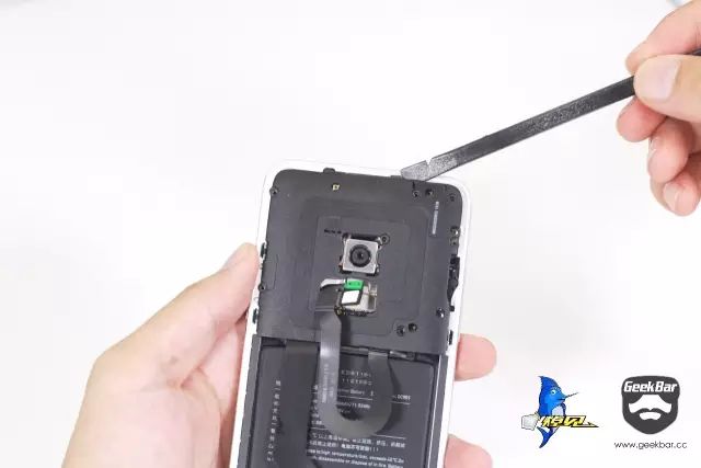 マザーボードシールドカバーを開けます。